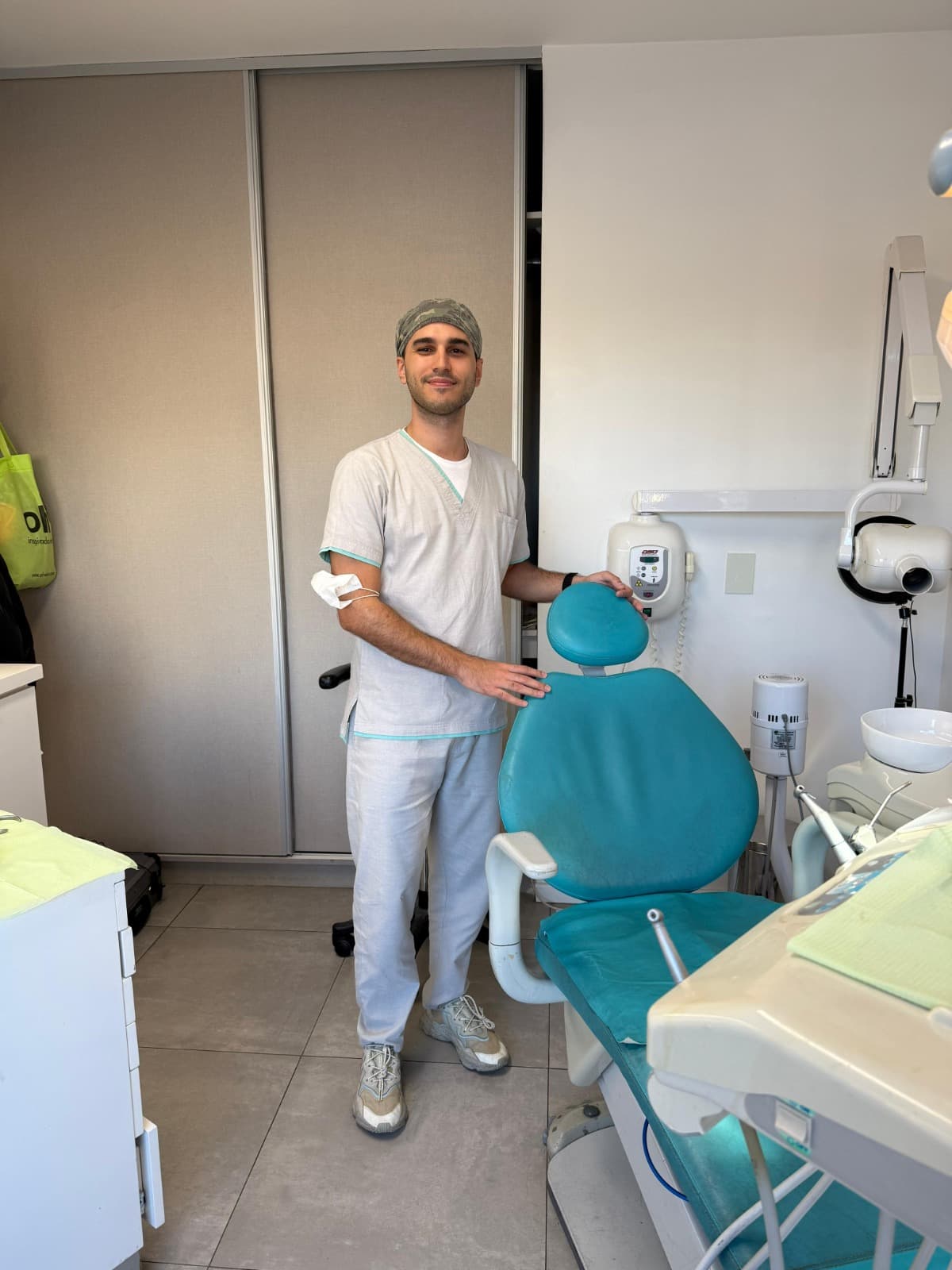 Dr. Ignacio Fernandez realizando un tratamiento de conducto en DOHO