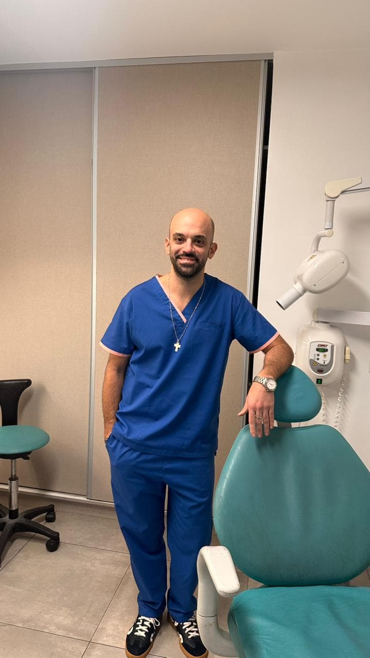 Equipo de DOHO en el consultorio durante un tratamiento de implantes en Belgrano